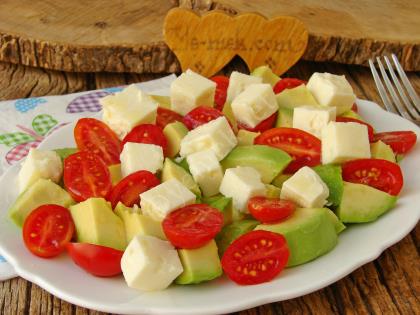 Peynirli Avokado Salatası