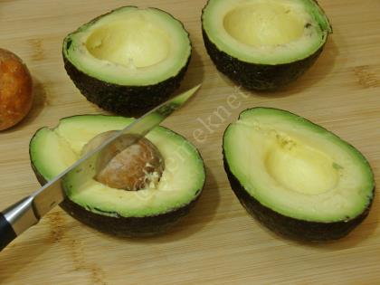 Peynirli Avokado Salatası