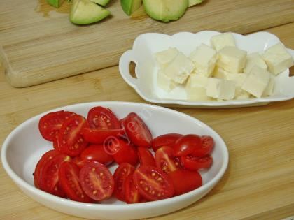 Peynirli Avokado Salatası