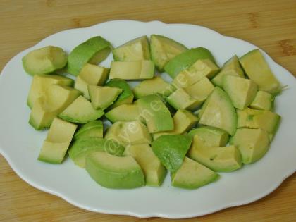 Peynirli Avokado Salatası