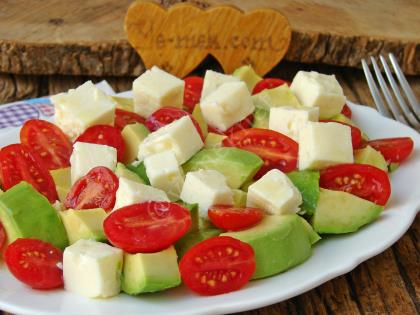 Peynirli Avokado Salatası