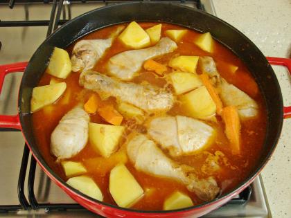 Tencerede Sulu Tavuk Yemeği