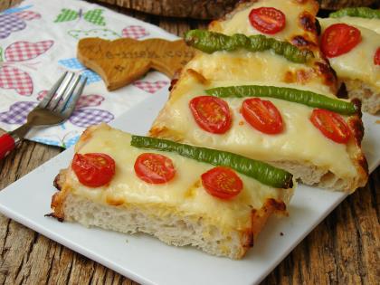 Fırında Yoğurtlu Ekmek Pizzası