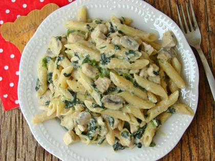 Tavuklu Ispanaklı Makarna