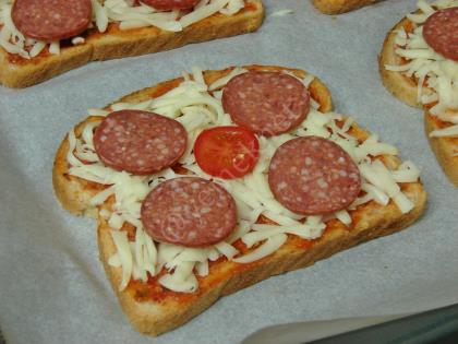 Sucuklu Ekmek Dilimleri