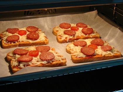 Sucuklu Ekmek Dilimleri