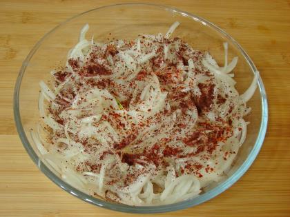 Sumaklı Soğan Salatası