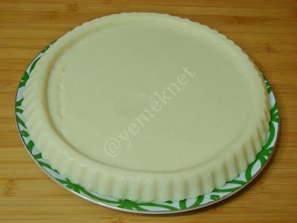 Çilek Soslu İrmik Tatlısı