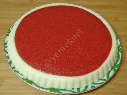 Çilek Soslu İrmik Tatlısı