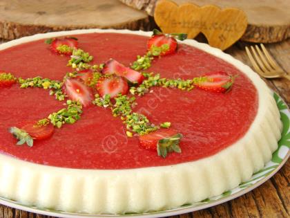 Çilek Soslu İrmik Tatlısı