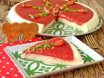 Çilek Soslu İrmik Tatlısı