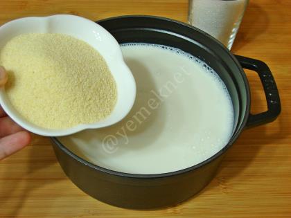 Çilek Soslu İrmik Tatlısı