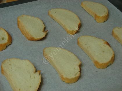 Fırında Kaşarlı Ekmek Dilimleri