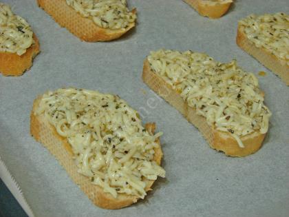 Fırında Kaşarlı Ekmek Dilimleri