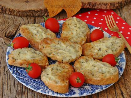 Fırında Kaşarlı Ekmek Dilimleri