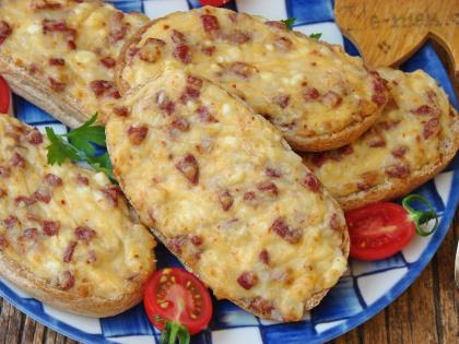 Fırında Peynirli Sucuklu Ekmek
