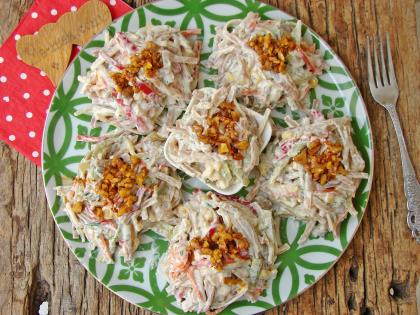 Yoğurtlu Sebzeli Erişte Salatası