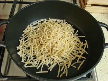 Yoğurtlu Sebzeli Erişte Salatası