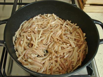 Yoğurtlu Sebzeli Erişte Salatası