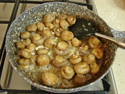 Bütün Mantar Kavurması