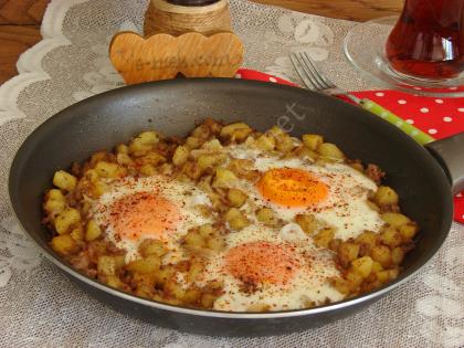 Patatesli Kıymalı Yumurta