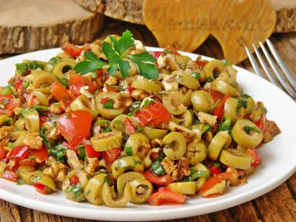 Cevizli Zeytin Salatası