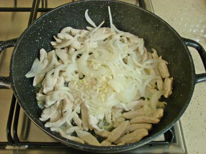 Sosuyla Pişen Tavuklu Makarna