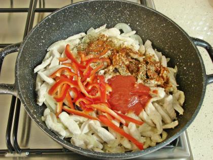 Sosuyla Pişen Tavuklu Makarna