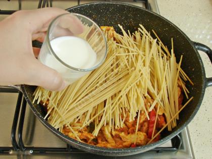 Sosuyla Pişen Tavuklu Makarna