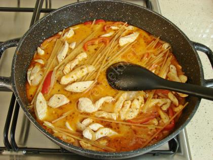 Sosuyla Pişen Tavuklu Makarna