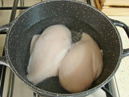 Yoğurtlu Tavuk Göğsü Salatası