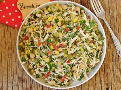 Tavuklu Nohut Salatası