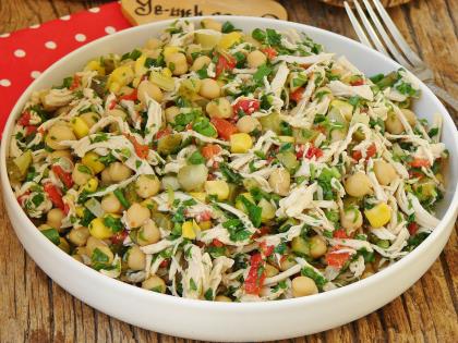 Tavuklu Nohut Salatası