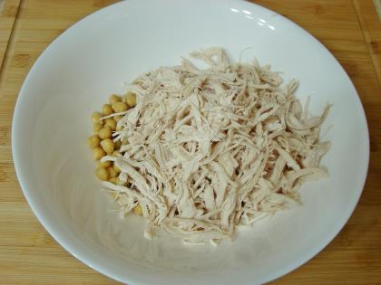Tavuklu Nohut Salatası