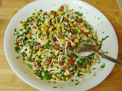 Tavuklu Nohut Salatası