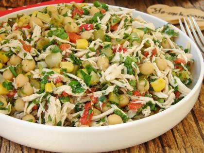 Tavuklu Nohut Salatası