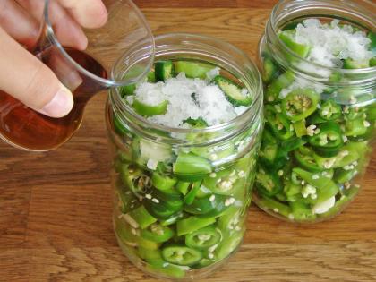 Kaynar Suyla Acı Biber Turşusu