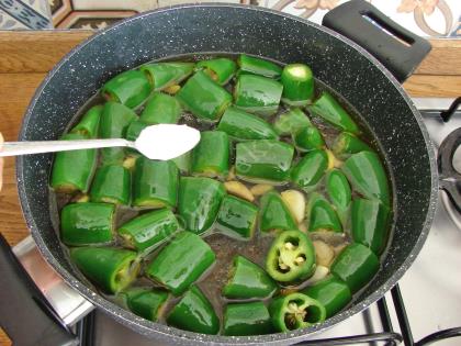 Yağlı Acı Biber Turşusu