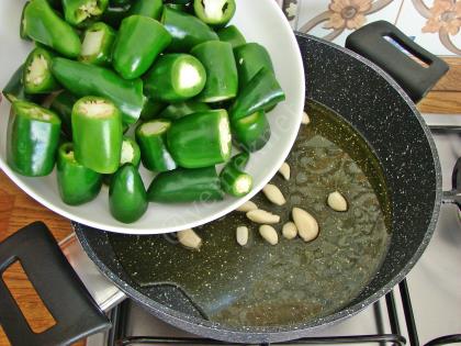 Yağlı Acı Biber Turşusu