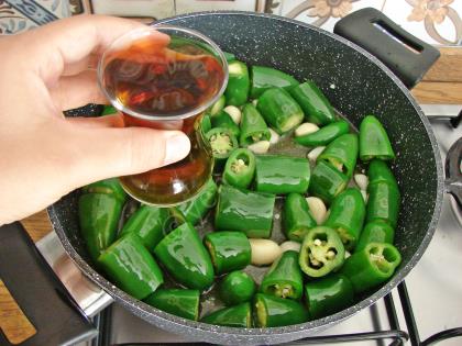 Yağlı Acı Biber Turşusu