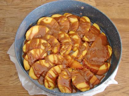 Karamelli Şeftalili Kek