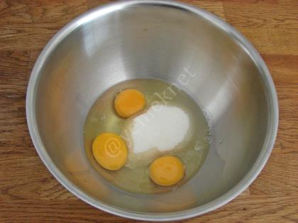 Karamelli Şeftalili Kek