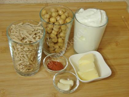 Erişteli Nohutlu Salata