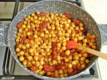 Sucuklu Nohut Yemeği