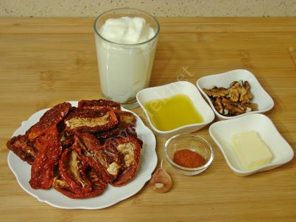 Yoğurtlu Kuru Domates Mezesi