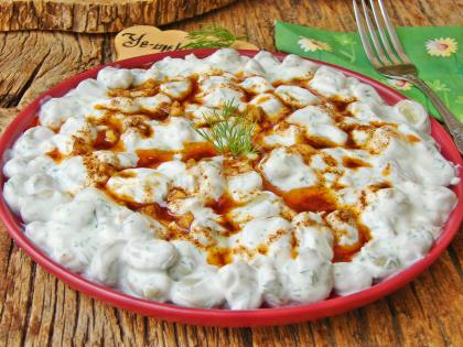 Yoğurtlu İç Bakla Salatası