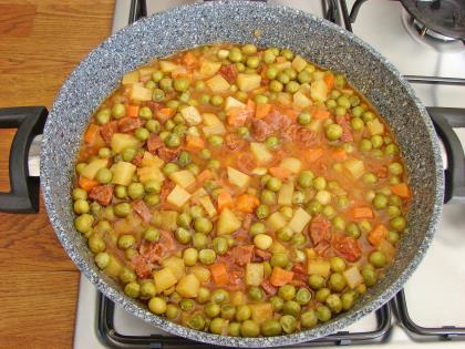 Sucuklu Bezelye Yemeği