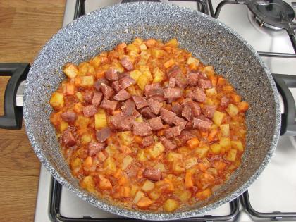 Sucuklu Bezelye Yemeği