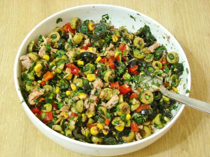 Ton Balıklı Zeytin Salatası