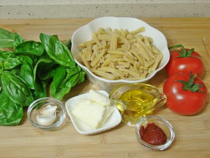 Domatesli Fesleğenli Makarna